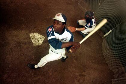 Hank Aaron bateando para los Atlanta Braves en un entrenamiento en 1974.
