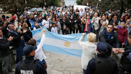 Marcha en Bariloche en respaldo a las fuerzas de seguridad