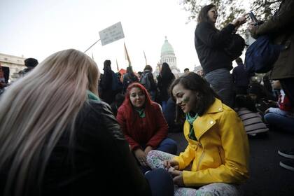 Miles de mujeres se sumaron a la iniciativa frente al Congreso