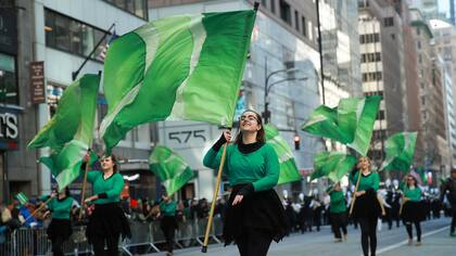 Marcha a lo largo de la 5 ª Avenida durante el desfile anual del día de San Patricio, en Nueva York