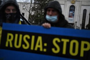 Marcha contra la invasión Rusia de Ucrania, frente a la embajada rusa en Madrid, días después del ataque inicial