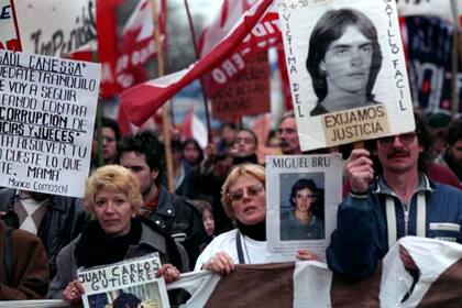 Marcha contra la violencia institucional y el gatillo fácil; el padre de Maximiliano, Armando Albanese, enarbola un cartel con la imagen de su hijo. A su lado, Rosa Schonfeld, madre de Miguel Bru