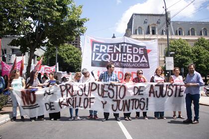 Marcha de Izquierda en la Legislatura. Foto de Lucía Baleani
