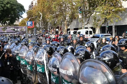 Marcha de jubilados al Congreso de la Nación. La zona está vallada y hay presencia de fuerzas de seguridad