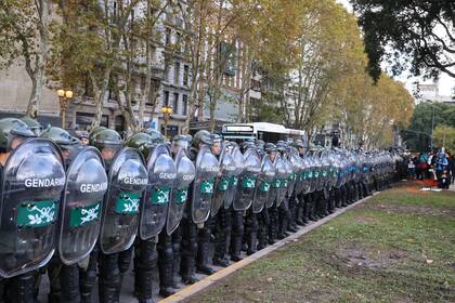 Marcha de jubilados al Congreso de la Nación. La zona está vallada y hay presencia de fuerzas de seguridad