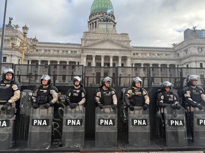 Marcha de jubilados al Congreso de la Nación. La zona está vallada y hay presencia de fuerzas de seguridad