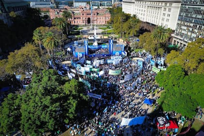 Marcha, de la CGT, a Plaza de Mayo; en contra la Reforma Laboral. Al conmemorarse, mañana, el 1 de mayo el "Dia del trabajador"