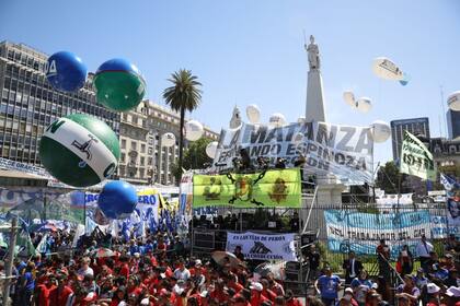 Marcha de la militancia en Plaza de Mayo