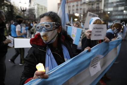 Como en las últimas marchas opositoras, los convocados llegaron con banderas argentinas