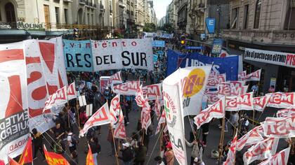 Marcha de organizaciones de izquierda en el Congreso contra el acuerdo con el FMI