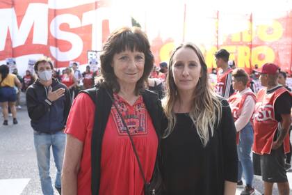 Vilma Ripoll y Luciana Echeverría, durante una marcha al Congreso contra el FMI