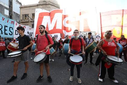 Marcha de organizaciones de izquierda en el Congreso contra el acuerdo con el FMI