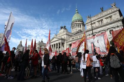 Marcha de organizaciones de izquierda en el Congreso contra el acuerdo con el FMI