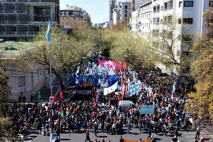 Marcha de organizaciones peronistas en Mendoza