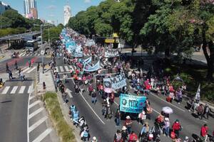 Piqueteros marchan a Plaza de Mayo en otro día de cortes