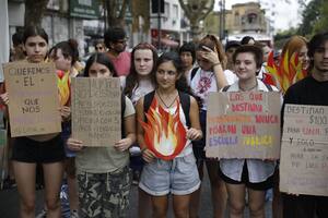 Marcha de sindicatos y alumnos por falta de infraestructura para enfrentar la ola de calor récord