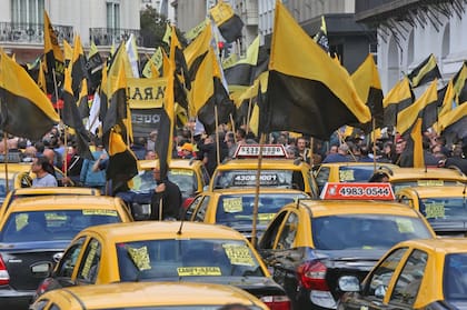 Los taxistas llegaron a la Plaza de Mayo y se concentraron frente al Cabildo