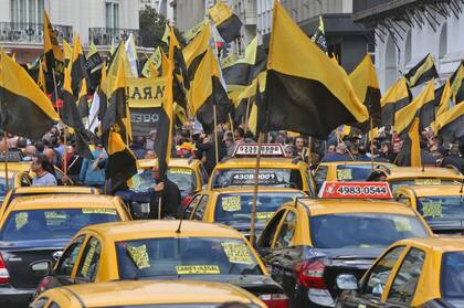 Los taxistas llegaron a la Plaza de Mayo y se concentraron frente al Cabildo