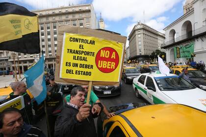La protesta se dirigió contra los servicios de transporte de pasajeros a través de aplicaciones como Uber, Cabify y otros