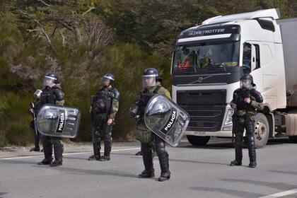 Según la comunidad lof Lafken Winkul Mapu, los disparos provinieron de un vehículo "parapolicial" gris; se tensa la situación en la ocupación de tierras en Villa Mascardi