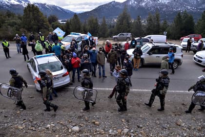 Marcha desde Bariloche hacia Villa Mascardi contra la toma de tierras