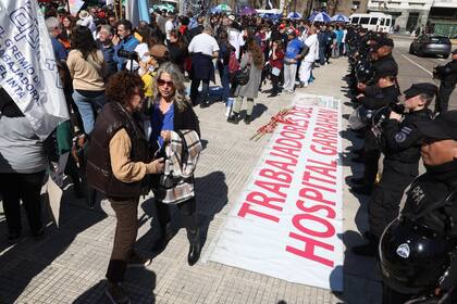 Marcha durante la sesión en el Senado para tratar la emergencia pediátrica, Garrahan y el financiamiento de universidades nacionales