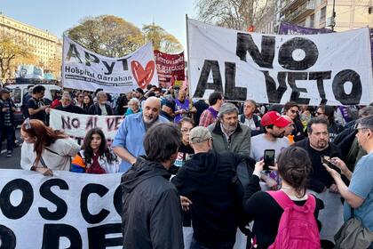Marcha en defensa del Garrahan y por el aumento presupuestario a la a universidades de parte de gremios y otras organizaciones sociales y políticas