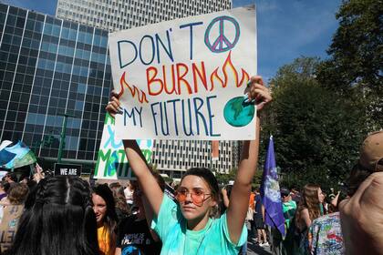 "No quemen mi futuro", dice uno de los carteles en Foley Square
