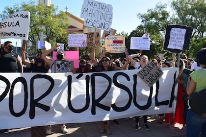Marcha en pedido de justicia por el asesinato de Úrsula, en la localidad de Rojas