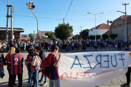Marcha en Puerto Deseado por la violación de una mujer y el crimen de su pequeño hijo