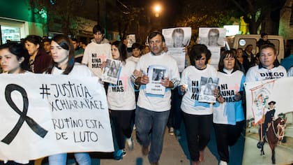 Marcha en Rufino pidiendo justicia por Chiara Páez; La familia materna de Mansilla debió abandonar Rufino; gran parte de los comerciantes les tenía prohibida la entrada por considerarlos cómplices del femicidio. En el centro de la imagen, el padre de Chiara