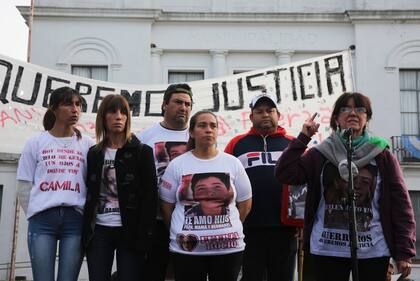 Familiares de las víctimas reclamaron la prisión preventiva para los policías detenidos por la masacre en San Miguel del Monte