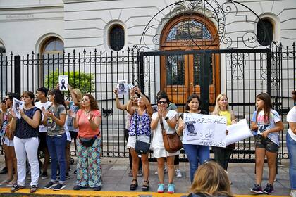 En la puerta de la Municipalidad los vecinos presentes hicieron un minuto de silencio