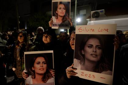 Marcha frente a la casa del cirujano Aníbal Lotocki por la muerte de Silvina Luna.