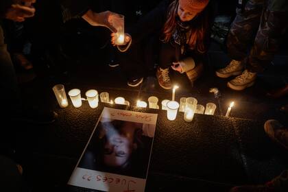 Marcha frente a la casa del cirujano Aníbal Lotocki por la muerte de Silvina Luna