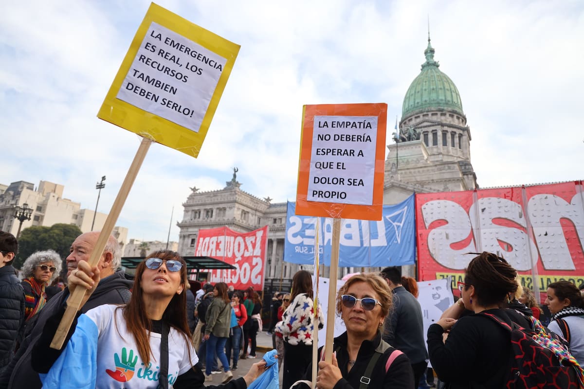Marcha en el Congreso, en vivo: movilización de jubilados, trabajadores del Garrahan y Ni una Menos, minuto a minuto