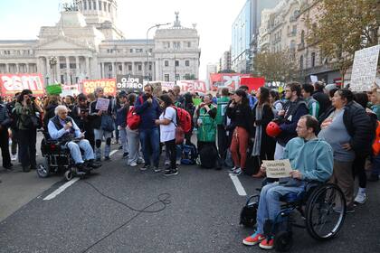 Marcha frente al Congreso de la Nación. A la movilización de los jubilados se suman gremios, discapacitados y personal del Garrahan
