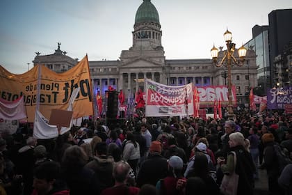 Marcha frente al Congreso de la Nación. A la movilización de los jubilados se suman gremios, discapacitados y personal del Garrahan