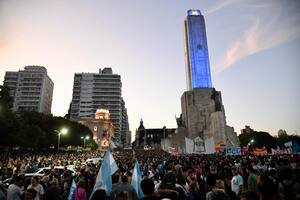 Una multitud marchó en repudio al megadecreto de Milei en Rosario