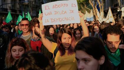 En la última convocatoria para exigir la sanción de la ley, el lunes pasado, muchos carteles hacían referencia a la necesidad de un debate parlamentario