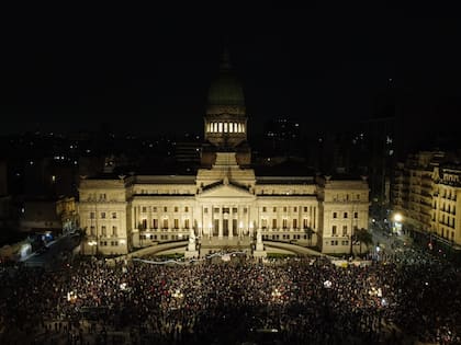 Marcha nocturna y cacerolazo en el Congreso