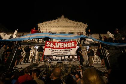 Marcha nocturna y cacerolazo en el Congreso