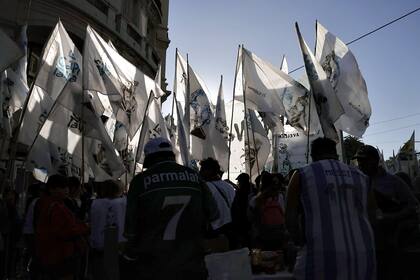 Marcha organizada por La Cámpora frente a los Tribunales