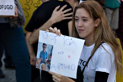 Marcha pidiendo justicia por el crimen de Arturo López, en el Congreso