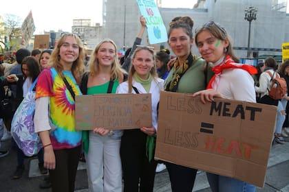 Frida (22), Ella (18), Anniken (19), Ingeborg (19) y Marie (18). Compañeras y amigas noruegas se juntaron frente al Congreso Nacional