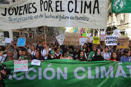 "Si el presente es de lucha, el futuro es nuestro", sostiene la pancarta de la organización Jóvenes por el Clima