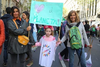 Tres generaciones unidas: Juana de 5 años, presente en la marcha junto a su mamá y abuela. 