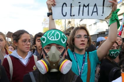 Eugenia (29) decidió vestir una máscara para concientizar sobre la contaminación del aire. 