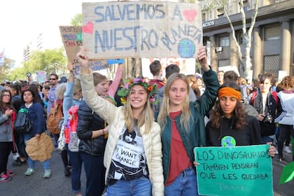 Carlotta Ambrosi (16), Gina Scaletta (17) y Felicitas Hadad (16) en la marcha por el Clima. "Salvemos a nuestro planeta", decía la pancarta que elaboraron a mano