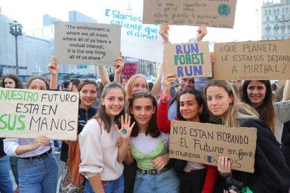 Celia (15), Nerjis (16), Alexia (16), Matilde (15), Claire (15), Nina (16), Lola (15), y Camille (16). Estudiantes de intercambio se reunieron en el Congreso Nacional con pancartas hechas por ellas